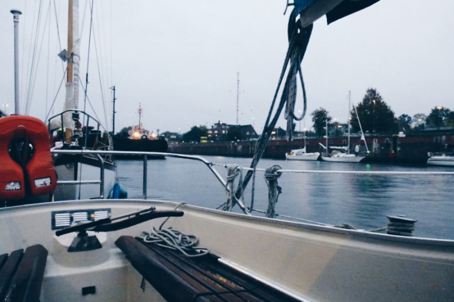 Blick aus dem Boot in der Schleuse Kiel-Holtenau. Es regnet.