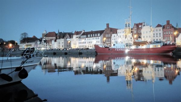 Stadthafen Lübeck am Abend mit Leuchtschiff 