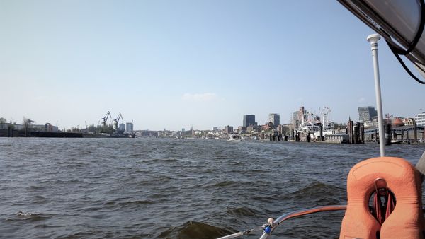 Hamburg von der Elbe aus gesehen